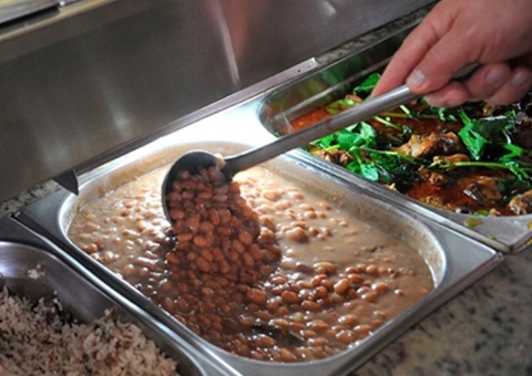 Restaurante deve indenizar cliente que encontrou cabelo na comida