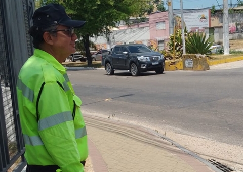 Motoristas são multados por retorno irregular em avenida de Manaus