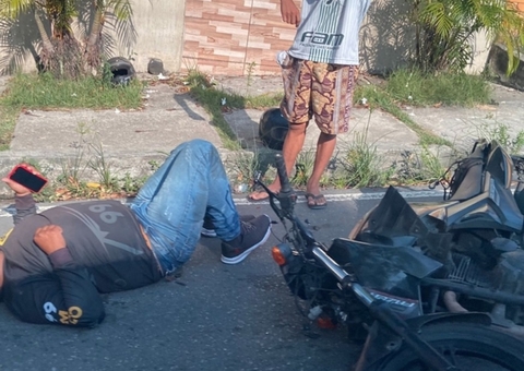 Motociclista de aplicativo é jogado no chão em acidente em rua de Manaus