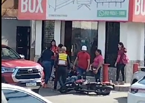 Motociclista e passageira são arremessados em acidente em Manaus