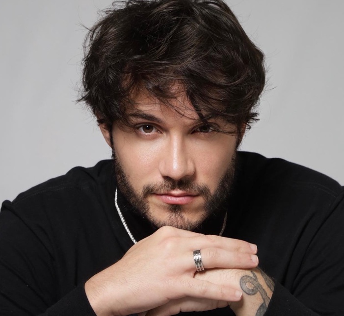 Ex-BBB Eliezer mostra resultado de lipoaspiração redução de mamas