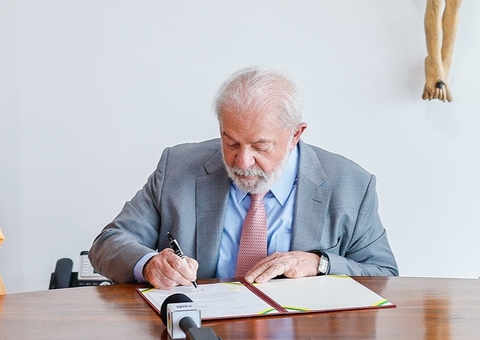 Lula sanciona lei que reajusta salário dos servidores em 9%