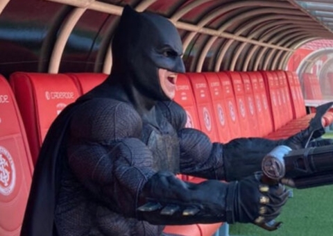 Torcedor do Inter supera morte do pai indo a jogos fantasiado de Batman
