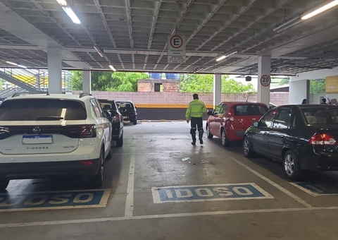 Mais de 30 veículos são flagrados estacionados em vagas especiais em Manaus