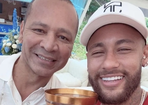 Pai de Neymar rebate críticas ao filho após flagra com mulheres na Espanha: 'É solteiro'