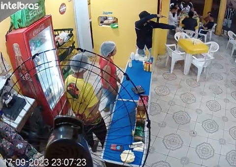 Clientes ficam na mira de arma de fogo durante assalto em Manaus; vídeo