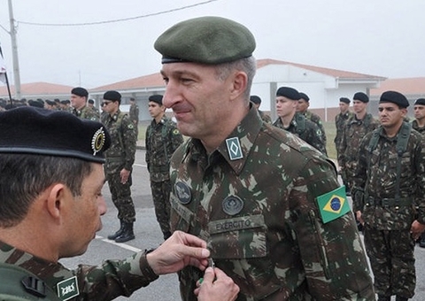 Ex-assessor de Bolsonaro recebe permissão de ministro e falta à CPMI