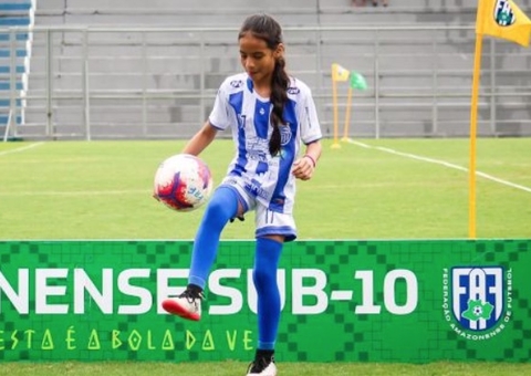 Conheça 1ª atleta da história a integrar um elenco masculino no futebol no Amazonas