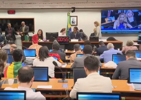 Votação de projeto que proíbe casamento homoafetivo é adiada na Câmara