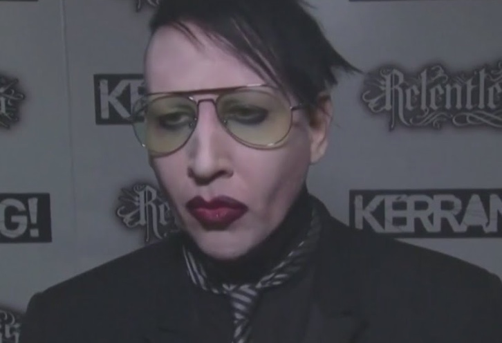 Marilyn Manson é condenado a cumprir serviço comunitário por 'assoar nariz' em cinegrafista