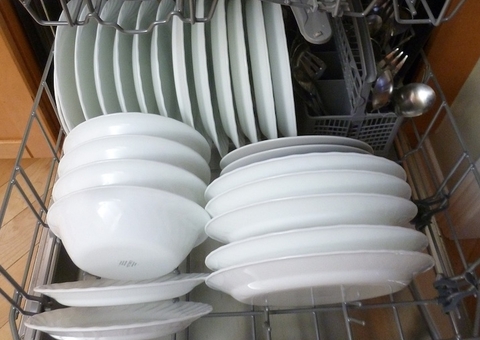 Idoso morre após tropeçar na máquina de lavar louça e cair em cima de faca