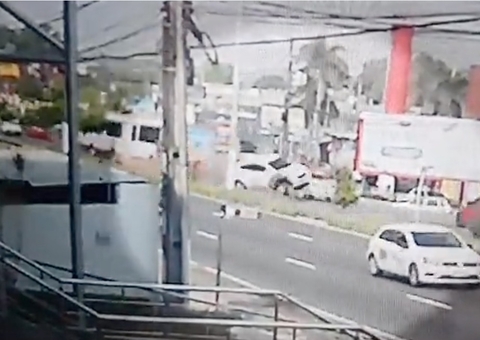 Vídeo mostra momento em que carro invade contramão e causa grave acidente em Manaus