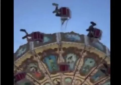 Mulher é arremessada em parque após balanço se soltar de brinquedo; vídeo