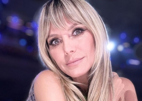 Modelo diz que fez acordo com os filhos para andar nua em casa 