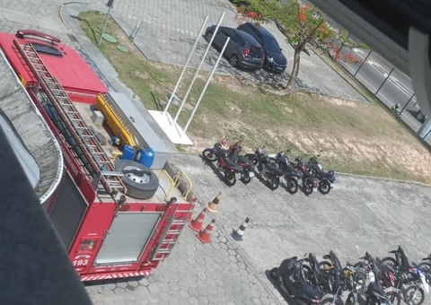 Pacientes são retirados às pressas durante incêndio em maternidade de Manaus