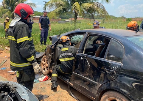 Acidente com carros deixa vítimas presas nas ferragens no Amazonas