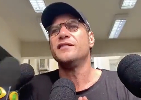 Ex-BBB Diego Alemão é liberado após pagar fiança e se irrita com repórteres