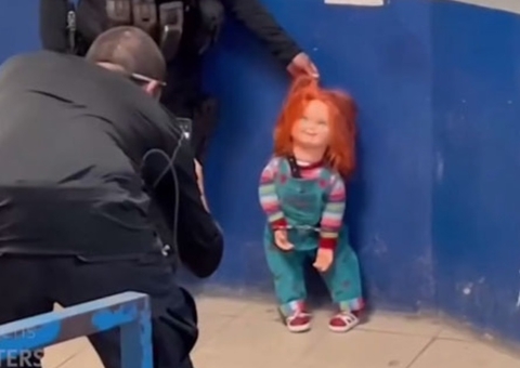 Após ameaçar pessoas com faca, boneco Chucky é preso no México
