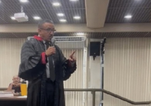 MP aposenta promotor envolvido em polêmica com advogada em Manaus