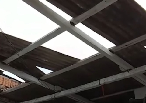 Casas são destelhadas após ventania em Manaus