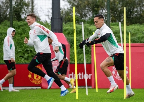 Antony volta a treinar no Manchester United e pode jogar na Champions