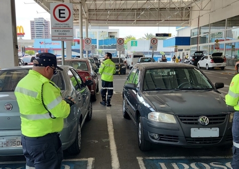 Mais de 20 veículos são flagrados em vagas especiais em shoppings e supermercados em Manaus 