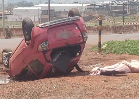 Carro capota e corpo de fisioterapeuta assassinada é arremessado durante acidente