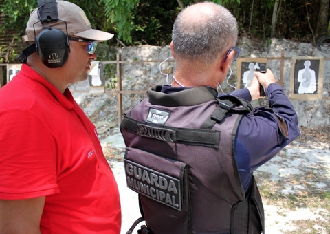 Mais 20 guardas municipais se capacitam para uso de arma de fogo em Manaus