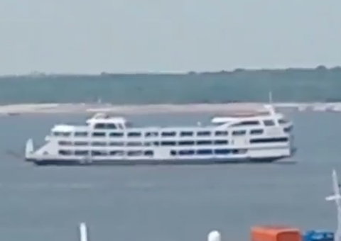 Embarcação com passageiros encalha em frente a Manaus Moderna; vídeo