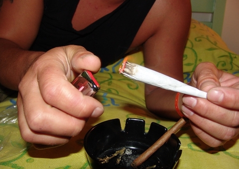 Cheiro de maconha é suficiente para polícia revistar suspeitos, decide STJ