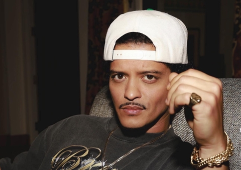 Bruno Mars cancela show e tenta deixar Israel em meio à guerra 