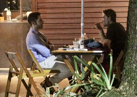 Reinaldo Gianecchini e Thales Bretas deixam restaurante juntos após flagra