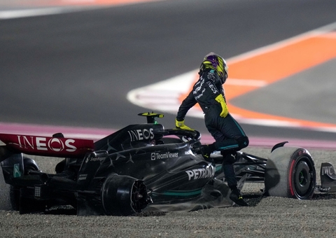 Hamilton assume culpa por batida em Russell no Qatar e se desculpa