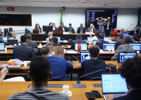 Comissão da Câmara aprova projeto que proíbe casamento homoafetivo 