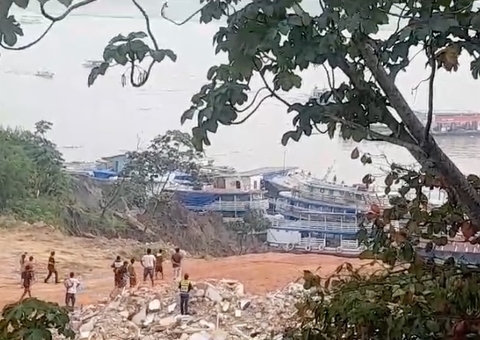 Populares se desesperam após barranco desmoronar e "engolir flutuantes" no Amazonas; vídeo
