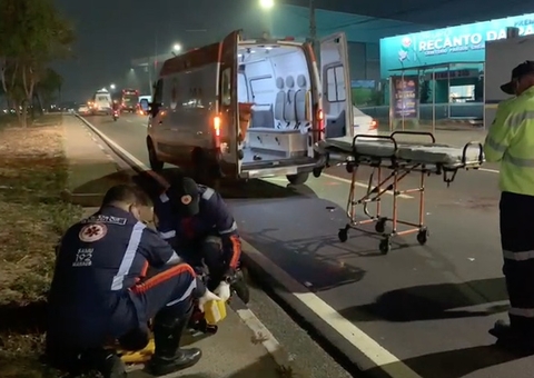 Casal é arremessado de motocicleta durante acidente em avenida de Manaus 