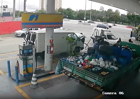 Explosão de cilindro de gás natural deixa posto de combustível destruído; vídeo