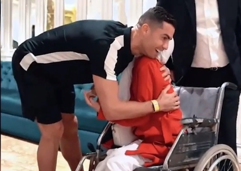 Cristiano Ronaldo pode ser condenado a 100 chibatadas no Irã por abraçar mulher, diz jornal