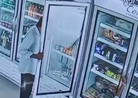 Criança morre eletrocutada ao encostar em geladeira de supermercado