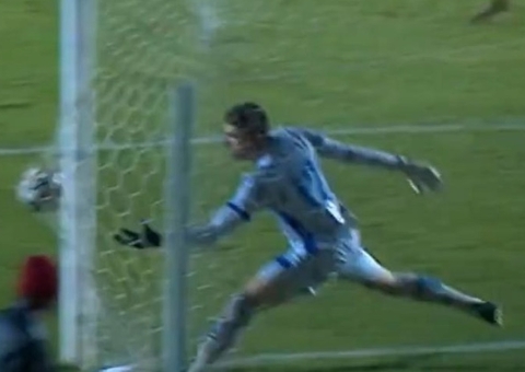 Globo é condenada a indenizar goleiro por reprisar ‘frango’; Entenda