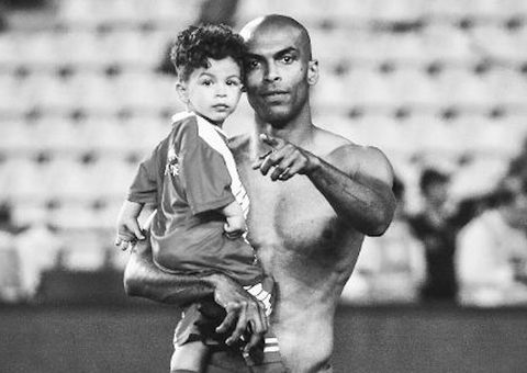 Filho de 4 anos do zagueiro Naldo morre um mês após acidente