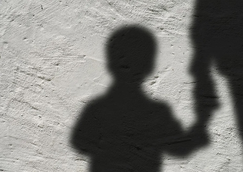 Mãe é presa por abandonar filhos pequenos para sair com namorado: 'trastes'