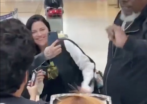 Amy Lee desembarca no Brasil, distribui sorrisos e posa com fãs; vídeo