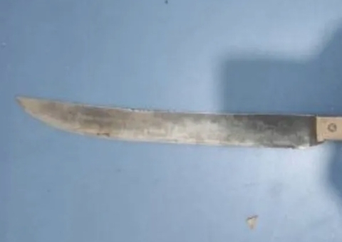 Jovem paquera mulher comprometida e tenta matar marido a terçadadas