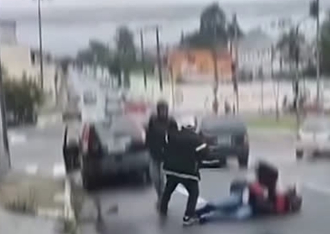 Pai atira para separar briga na saída de escola e aluno é baleado