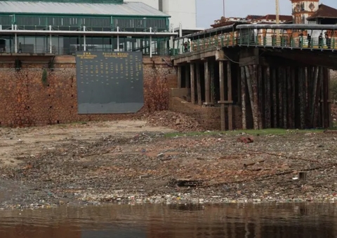 Rio Negro seca mais 30 cm no fim de semana e fica abaixo de 13 metros pela 1ª vez na história