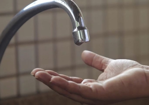 Bairros de Manaus continuam sem água 24h após incêndio em subestação