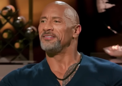Museu muda cor de pele de Dwayne Johnson em estátua e ator reage