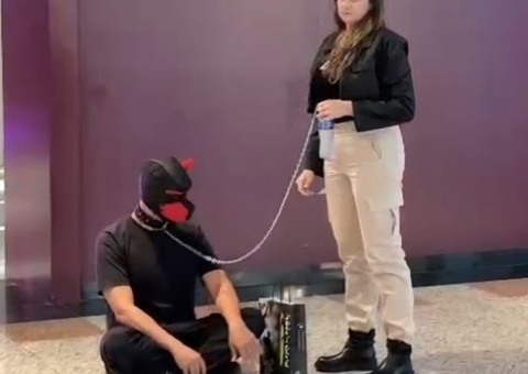 Após levar namorado para passear de coleira casal é expulso de shopping