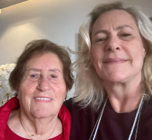 Elizabeth Savalla lamenta morte da mãe aos 94 anos